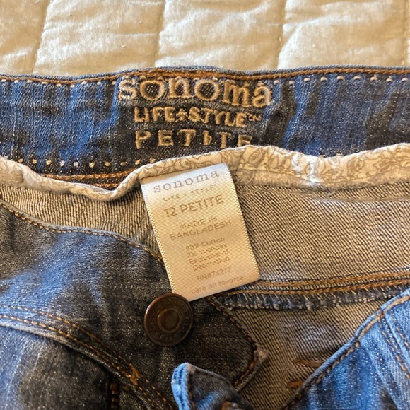 Women’s jean capris. 12P. Medium wash. - Picture 2 of 6